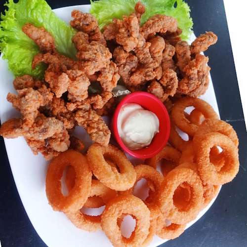 Iscas de Carne à Milanesa e Anéis de Cebola