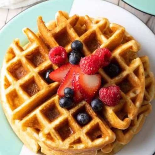 Waffle de pão de queijo com goiabada