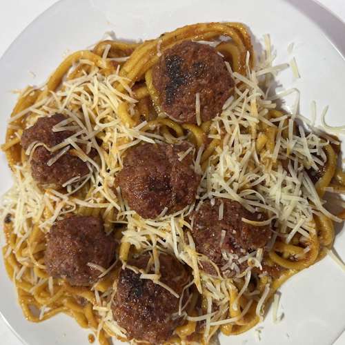 Massa Spaguetti com Almôndegas