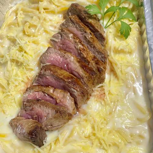 Massa Spaghetti ao Molho Branco com Medalhão de Filé