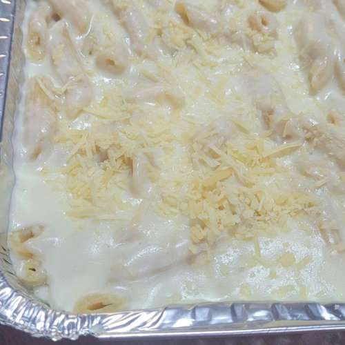 Massa Penne ao molho Branco com Medalhão de filé