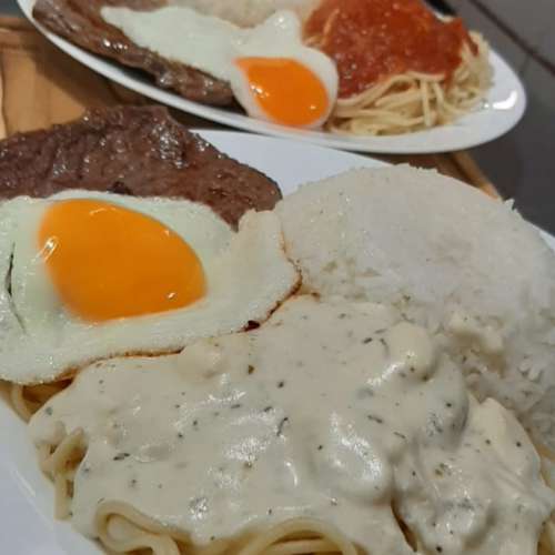 prato feito de bife  C/ molho vermelho 