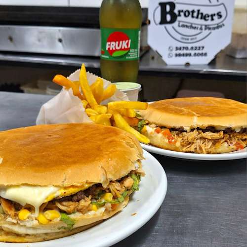 Combo 2 Xis + Fritas P + Refri guarana 600ml