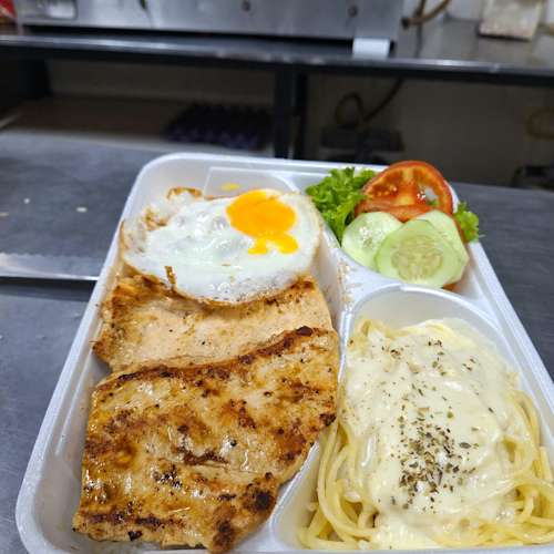 prato feito  de frango C/ molho branco 
